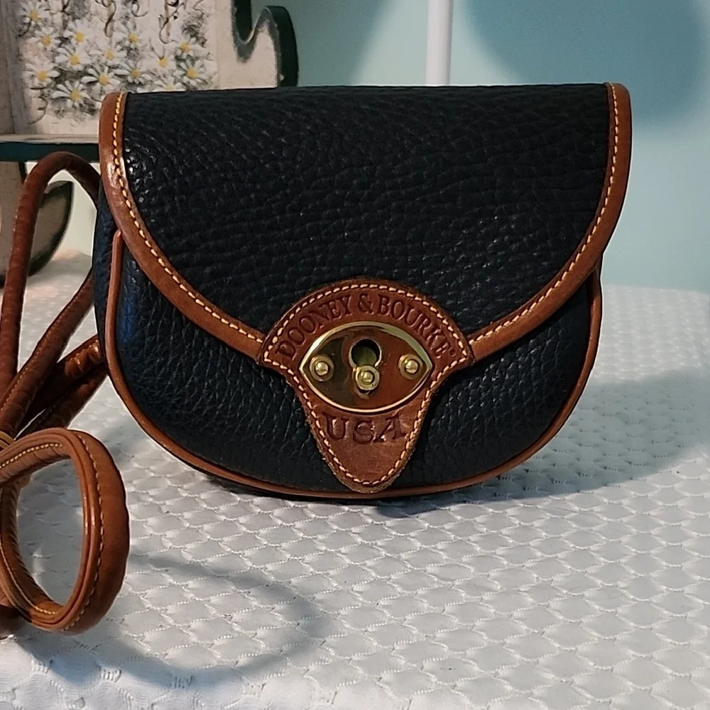 Vintage Mini-Dooney & Bourke Crossbody Purse 6" W X 4 1/2" H (32) - Picture 1 of 12